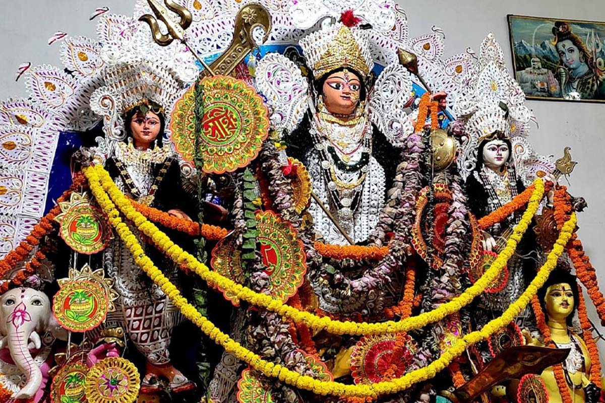 মাঝরাতে ঠাকুরদালানে পড়ে রশ্মি! প্রতিপদেই শুরু আরাধনা, হুগলির ৫ শতকের পুজোর রীতি চমকে দেয়