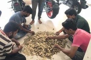 খুচরোয় স্বপ্নের বাইক! ৫-১০ টাকার কয়েনে লক্ষাধিক টাকায় ‘রাজপঙ্খী’ কিনলেন তারাপীঠের শ্রীনাথ