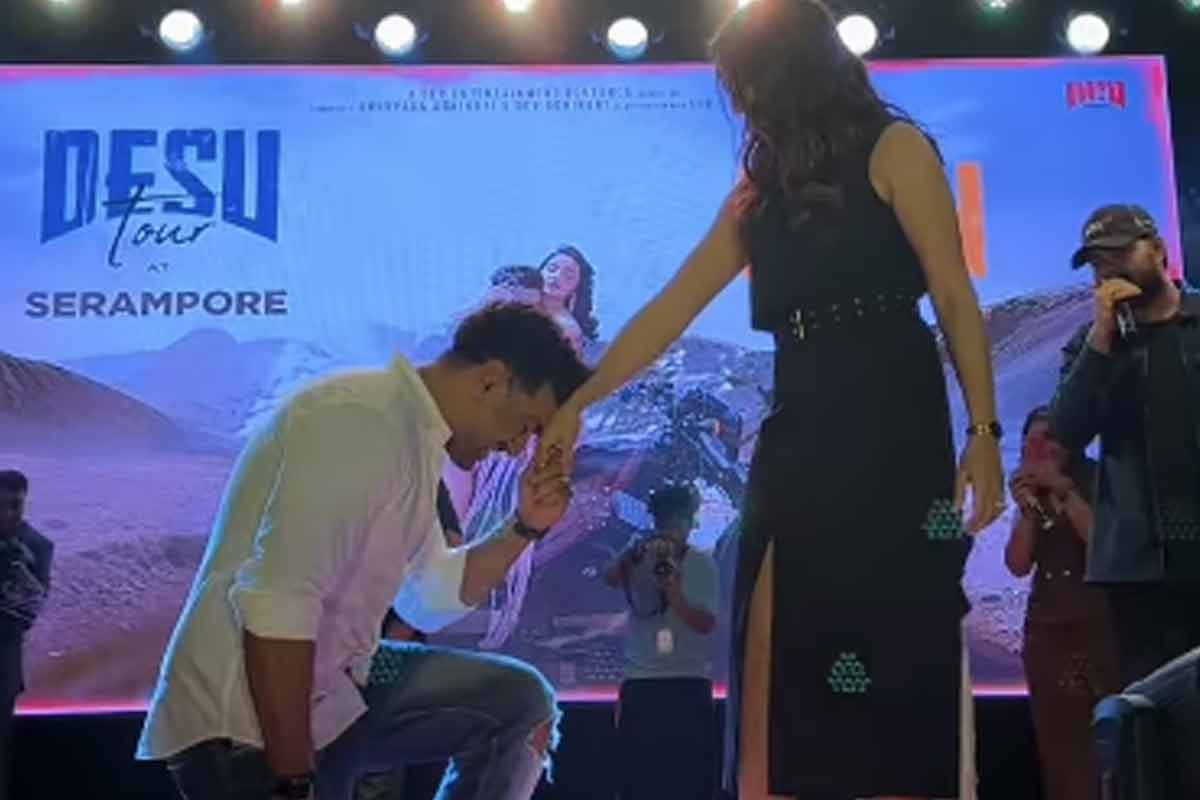 কপালের চন্দন পরিষ্কার থেকে হাতে আলতো চুমু, ‘দেশু ৭’-এর প্রচারে শুভশ্রীর প্রতি যত্নশীল দেব!
